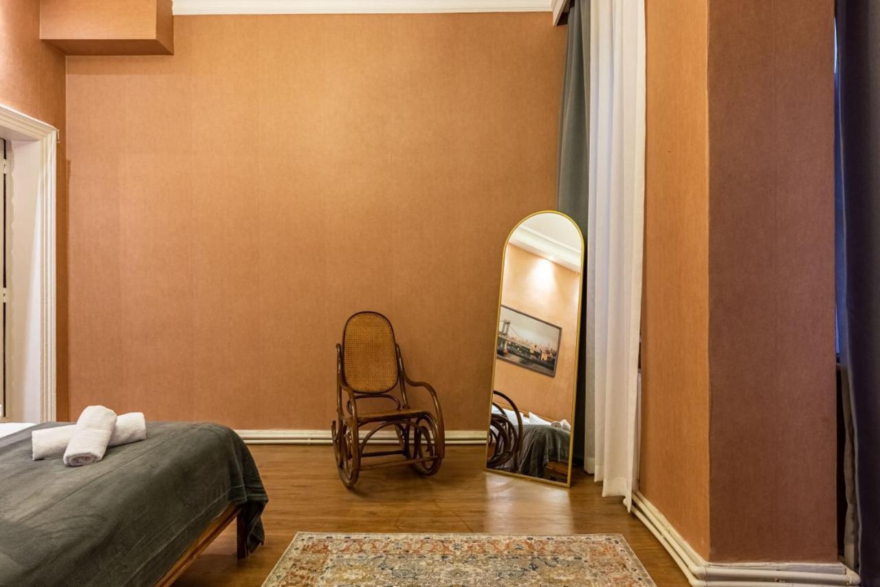 Historical Flat With A Lovely Sea View In Beyoglu Istanboel Buitenkant foto