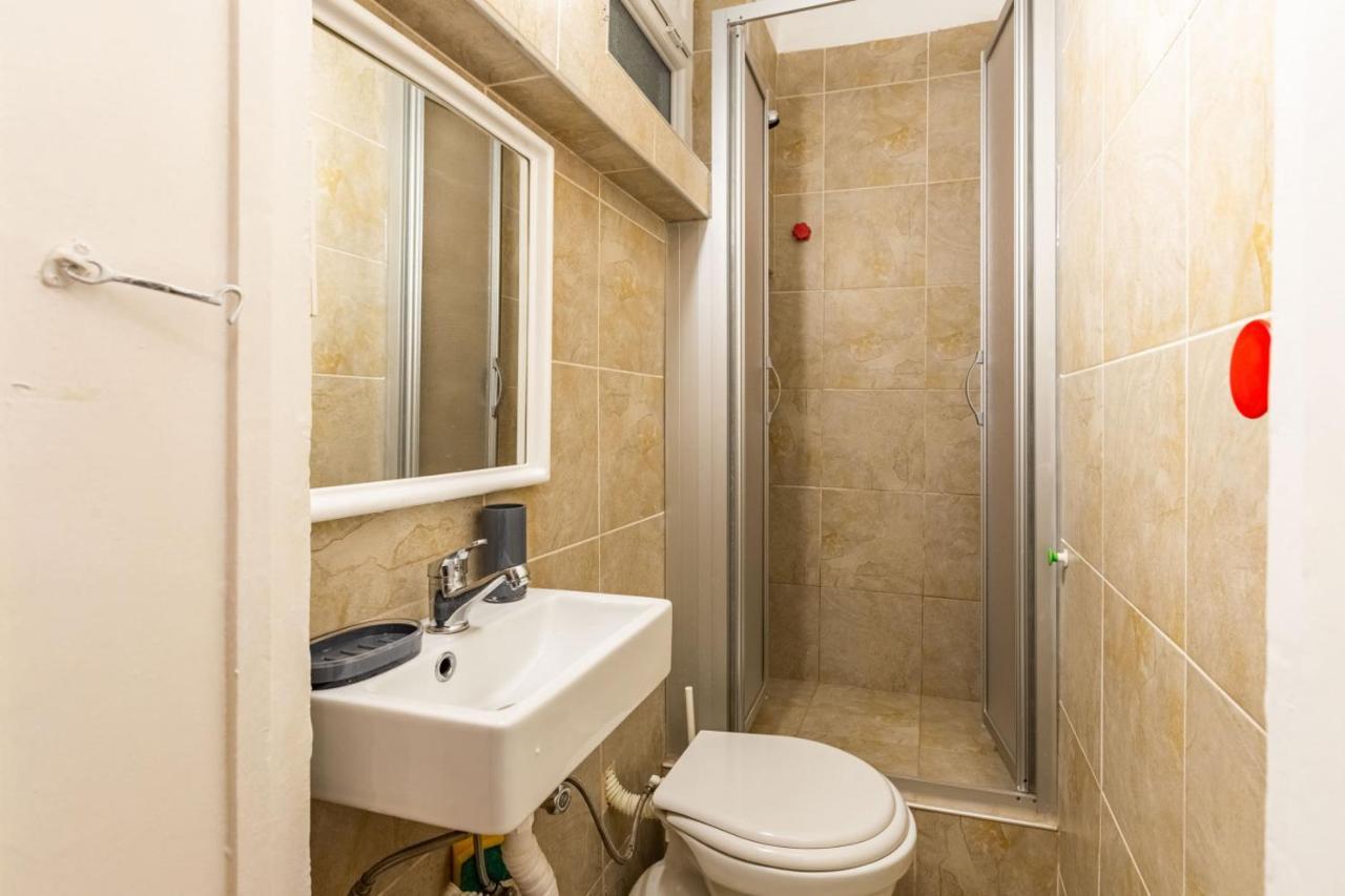 Historical Flat With A Lovely Sea View In Beyoglu Istanboel Buitenkant foto